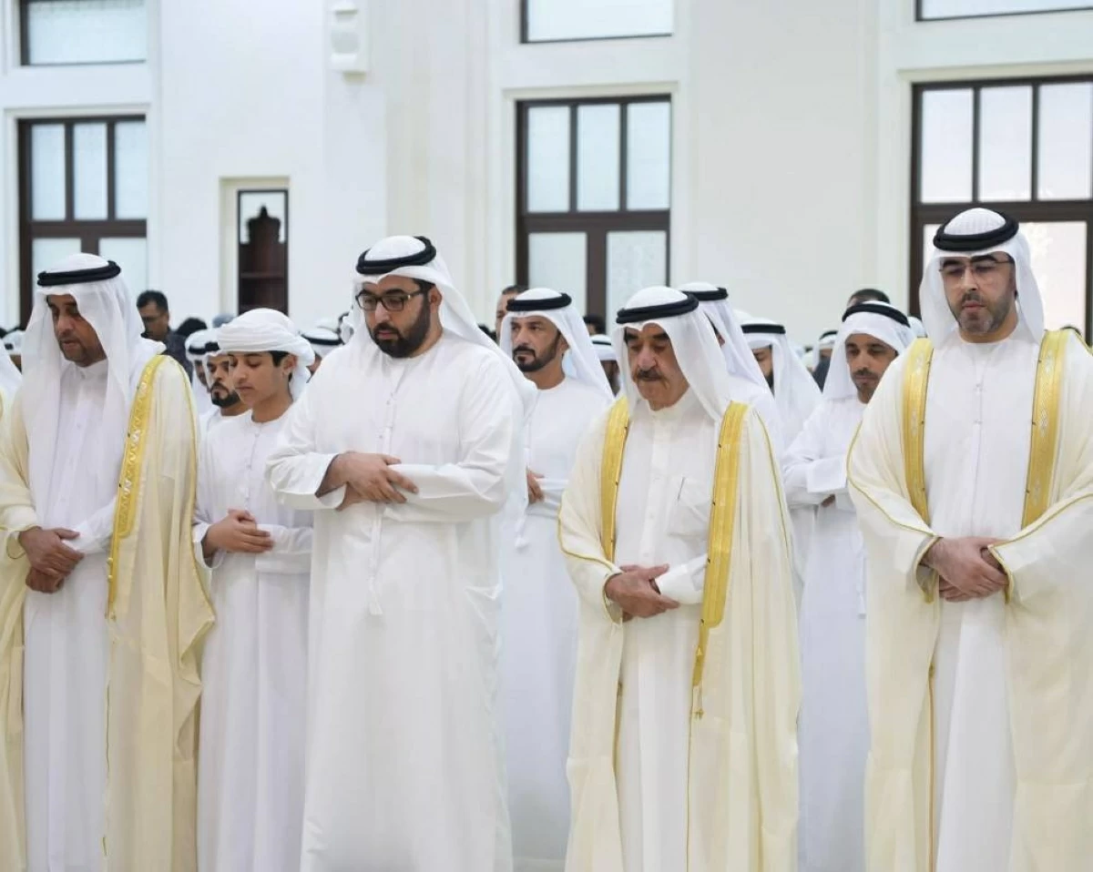 حاكم أم القيوين يشارك في صلاة عيد الأضحى بمسجد الشيخ أحمد بن راشد المعلا