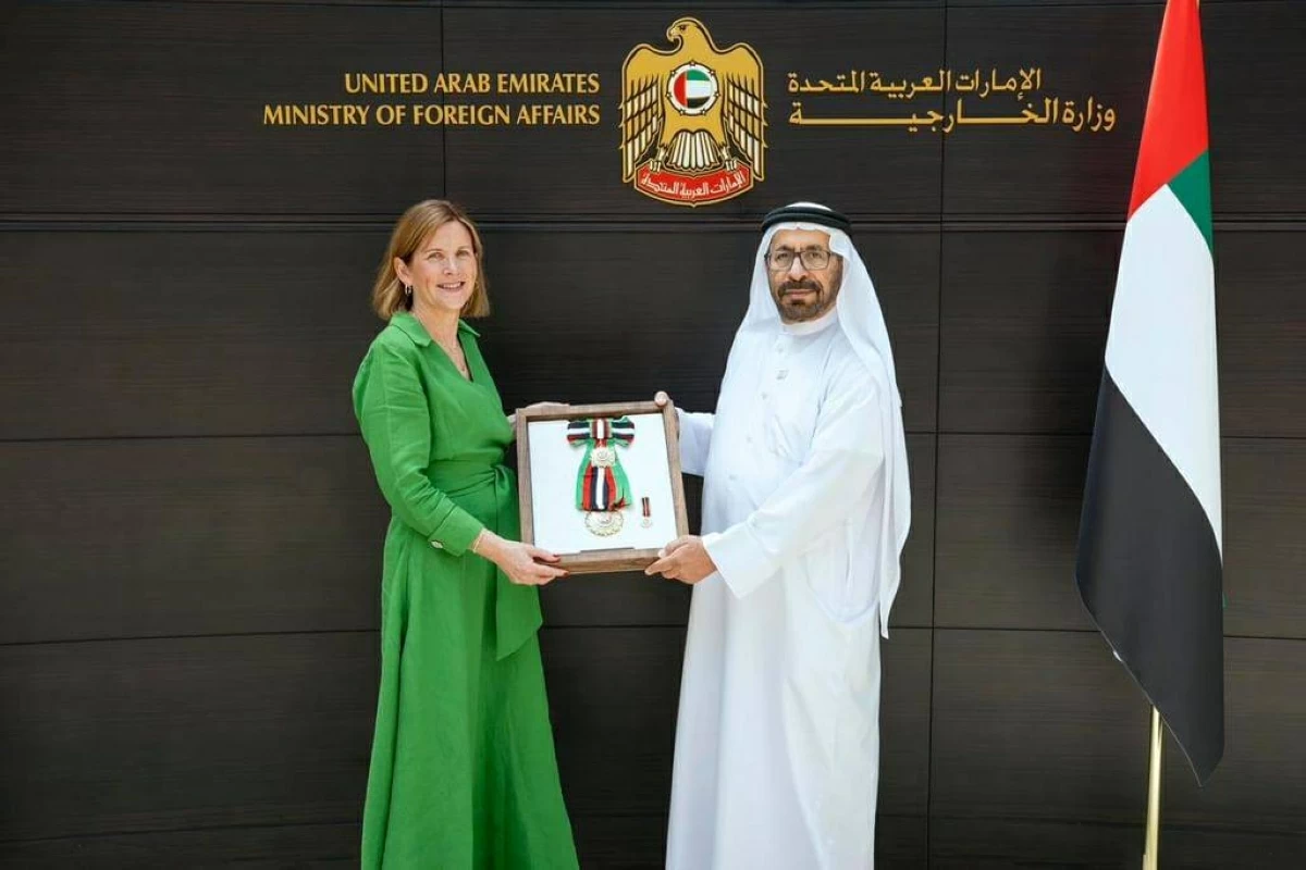 محمد بن زايد يُقلد سفيرة أيرلندا وسام زايد من الدرجة الثانية