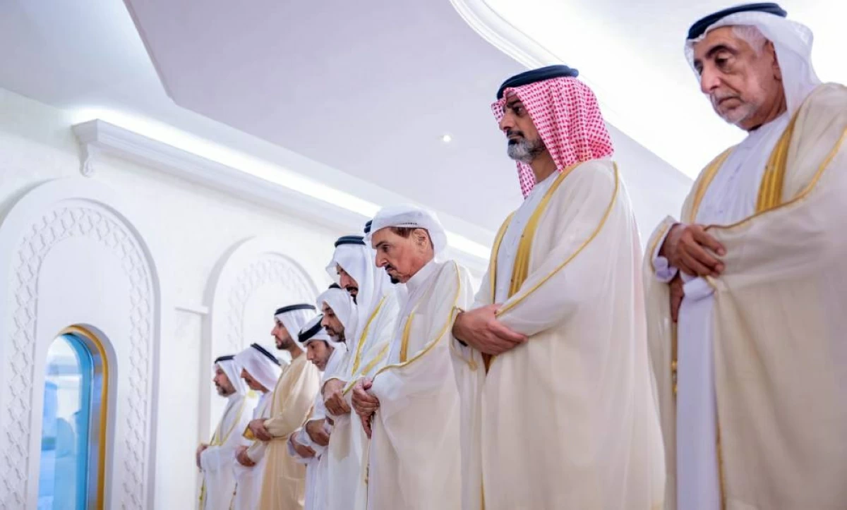 أداء صلاة عيد الأضحى في مسجد قصر الزاهر بحضور حاكم عجمان وولي عهده