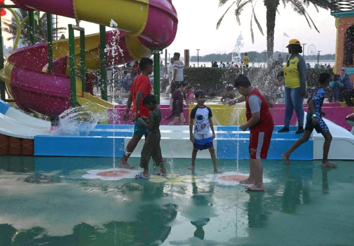 الشارقة تحتفل بأجواء العيد المميزة في واجهة المجاز المائية