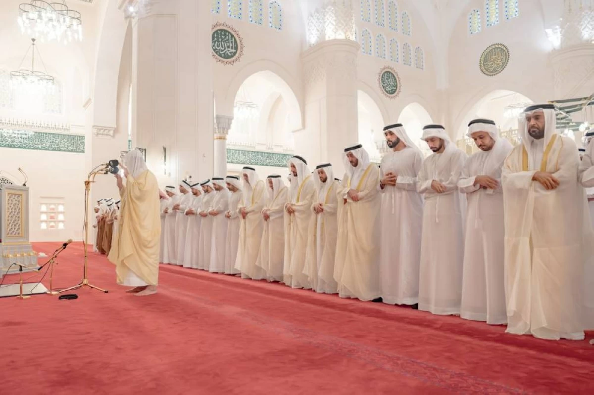 احتفالات عيد الأضحى تجمع السلطان والحكام وأولياء العهود والشيوخ في أداء الصلاة الجماعية