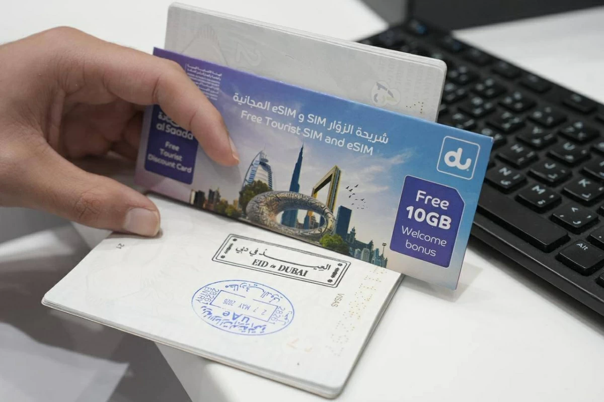 مطار دبي يرحب بالمسافرين بختم احتفالي بمناسبة العيد