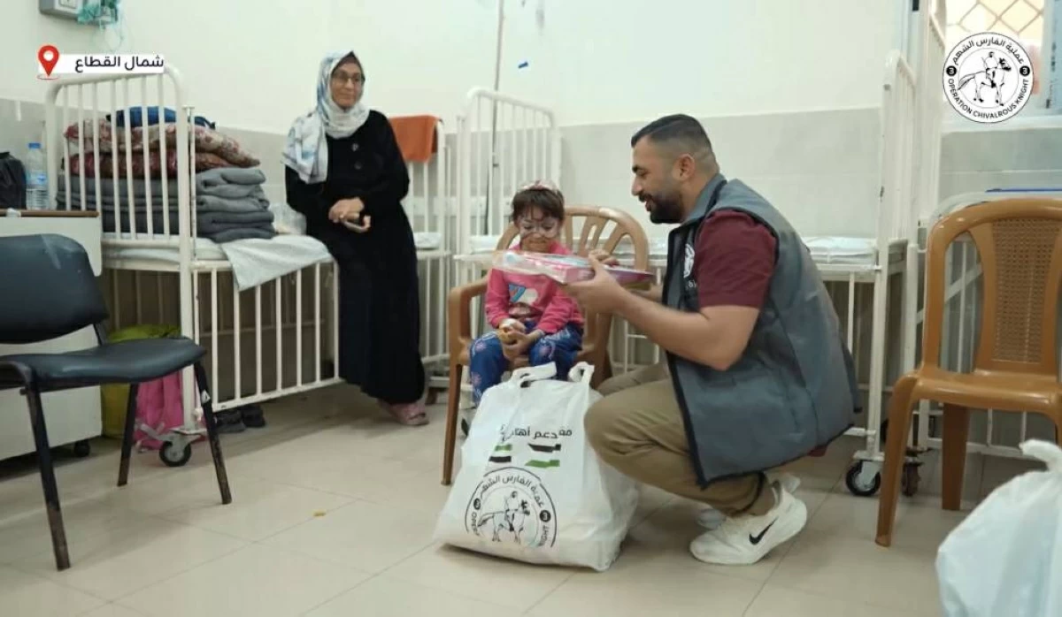الفارس الشهم 3 يوزع هدايا ويزرع البسمة في قلوب أطفال غزة
