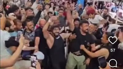 أحمد العوضي يشارك في أضحية العيد وسط تجمع أهالي منطقته وهتافاتهم