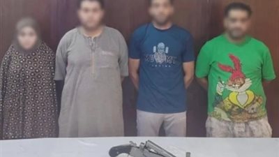 القبض على أربعة أفراد بينهم امرأة بتهمة نشل بطاقات الفيزا في المرج