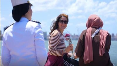 الداخلية تحتفل مع المواطنين بتوزيع الورد وتهاني عيد الأضحى