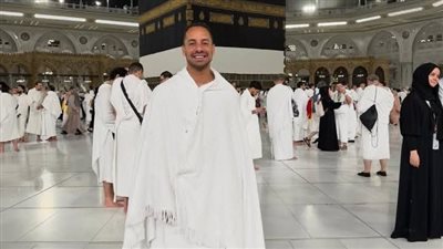 عمرو وهبة يوثق تجربة الحج أمام الكعبة بدعوة ربانية الحمد لله