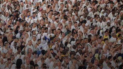 حجاج بيت الله يحيون طواف الإفاضة في المسجد الحرام وسط روحانية عميقة
