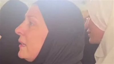 دعاء فاروق تلمس الحجر الأسود للمرة الأولى بعد أربع رحلات حج