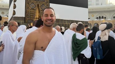 عمرو وهبة يوثق لحظات أدائه فريضة الحج بدعوة ربانية وتيسير من الله