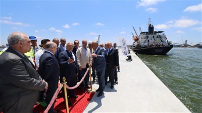 وزير النقل يشهد استقبال أرصفة محطة تحيا مصر بميناء الإسكندرية 6 سفن تجارية