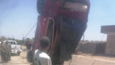 إصابة عروسين إثر انقلاب سيارتهم فى زفة بالغربية