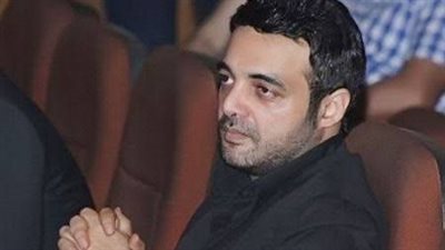 بعد أنباء تخلي ياسمين عبدالعزيز عنه.. عمرو محمود ياسين: خبر متدني وبلاش تزييف