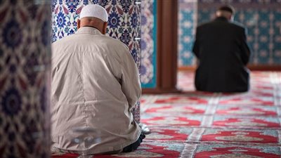 دار الإفتاء المصرية تحسم الجدل حول تأخير الصلاة بسبب العمل