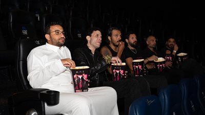 بعد حفله في جدة.. أمير عيد وفريق كايروكي يشاهدون فيلم 7Dogs بالسينما