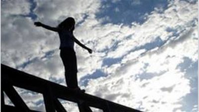 بعد قصة حب فاشلة.. فتاة تُنهي حياتها من أعلى عقار بالسلام