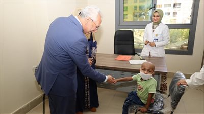 رئيس جامعة المنيا يتفقد مستشفى الأورام الجامعي ويفتتح عيادات أورام الأطفال