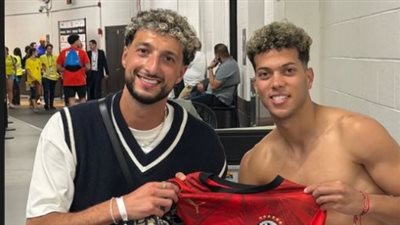 إمام عاشور يهدي وسام أبو علي مهاجم الأهلي السابق قميص منتخب مصر بعد ودية البرازيل
