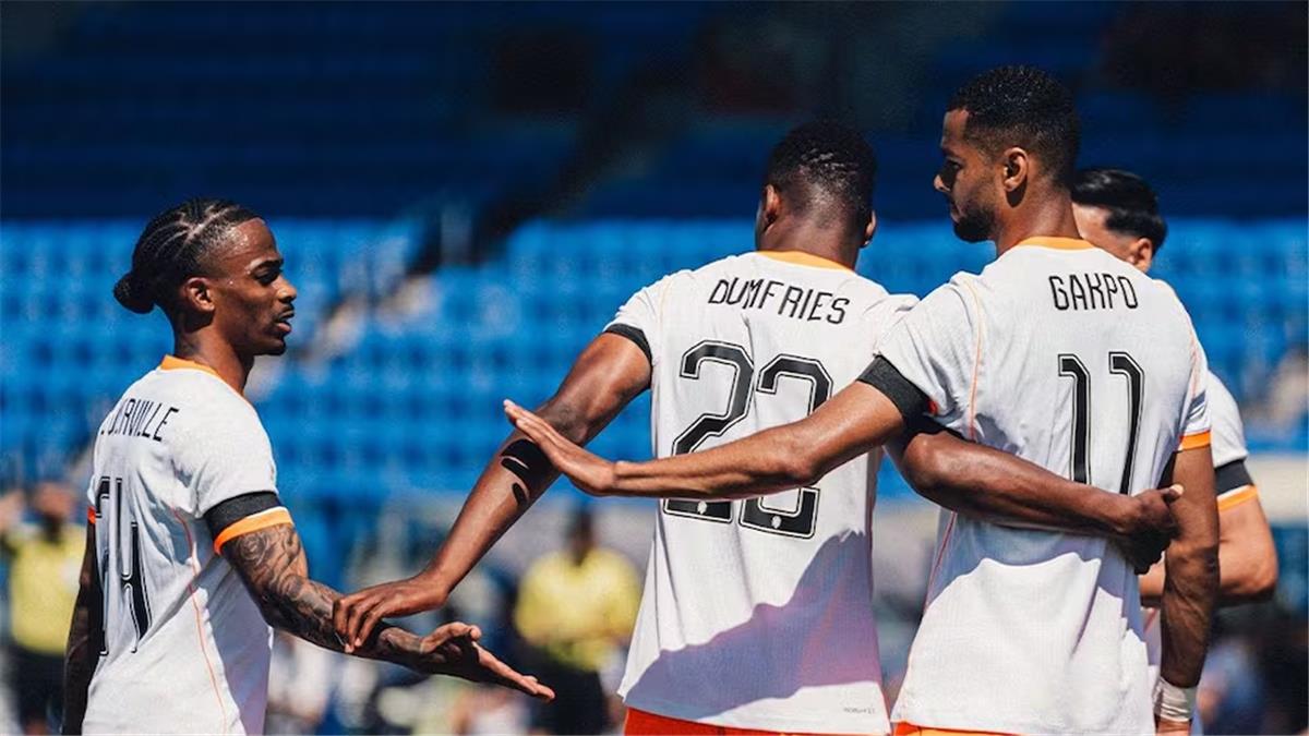 جاكبو يقود هولندا لفوز مثير على أوزبكستان وديًا قبل كأس العالم