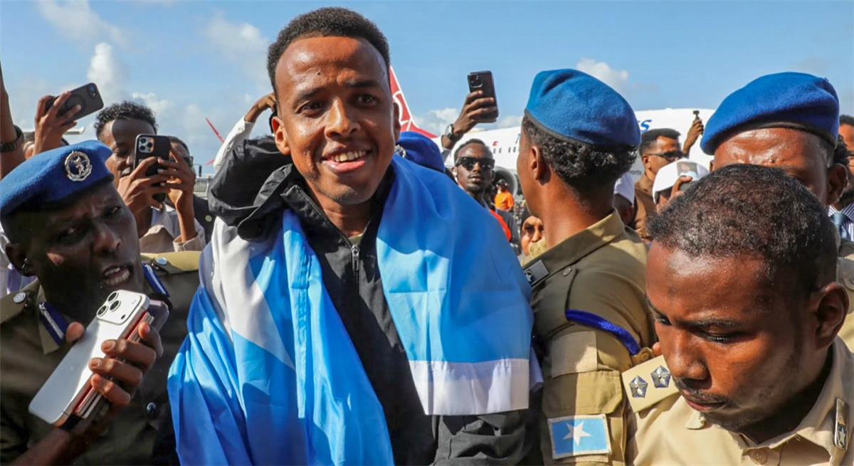 استقبال تاريخي للحكم الصومالي عمر أرتان.. ويصرح: سأصنع التاريخ في كأس العالم 2030