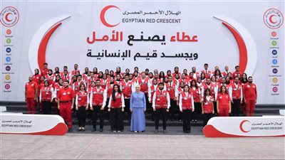 السيدة انتصار السيسي تشهد إرسال المساعدات الإنسانية لغزة وتلتقي متطوعي الهلال الأحمر المصري