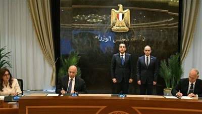 رئيس الوزراء يشهد مراسم توقيع اتفاقية نقل ملكية حصة من محطات وقود وطنية