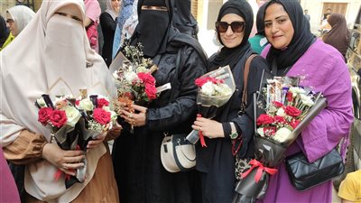 أمهات الشرقية يستقبلن أبنائهن بالورود والشوكولاته عقب انتهاء امتحانات الإعدادية