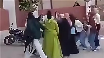 ولية أمر مش مدرسة .. الأمن يفحص فيديو الاعتداء على سيدة داخل مدرسة الشرقية