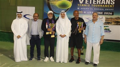 الشيخ أحمد جابر الصباح يكرم أبطال البطولة العربية للرواد للتنس بشرم الشيخ