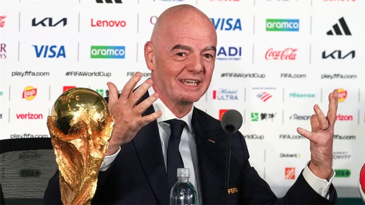 إنفانتينو يستهزئ بـ إيطاليا: ربما يتأهلون إلى كأس العالم حال تواجد 208 منتخبات