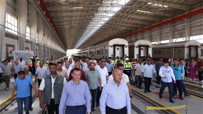 وزير النقل يتفقد ورشة السد العالي الجديدة في أسوان «تضم الورشة 9 سكك»