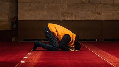 أمين الفتوى يوضح حكم الصلاة بالقراءة من المصحف والهاتف وضوابط الدعاء المكتوب