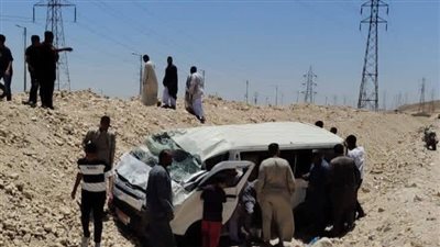 إصابة 6 أشخاص في انقلاب ميكروباص بطريق الصف