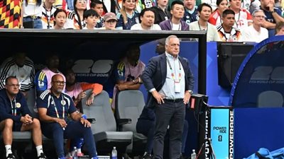 ديك أدفوكات مدرب منتخب كوراساو يكتب التاريخ.. أكبر مدرب في تاريخ كأس العالم بعمر 78 عاما