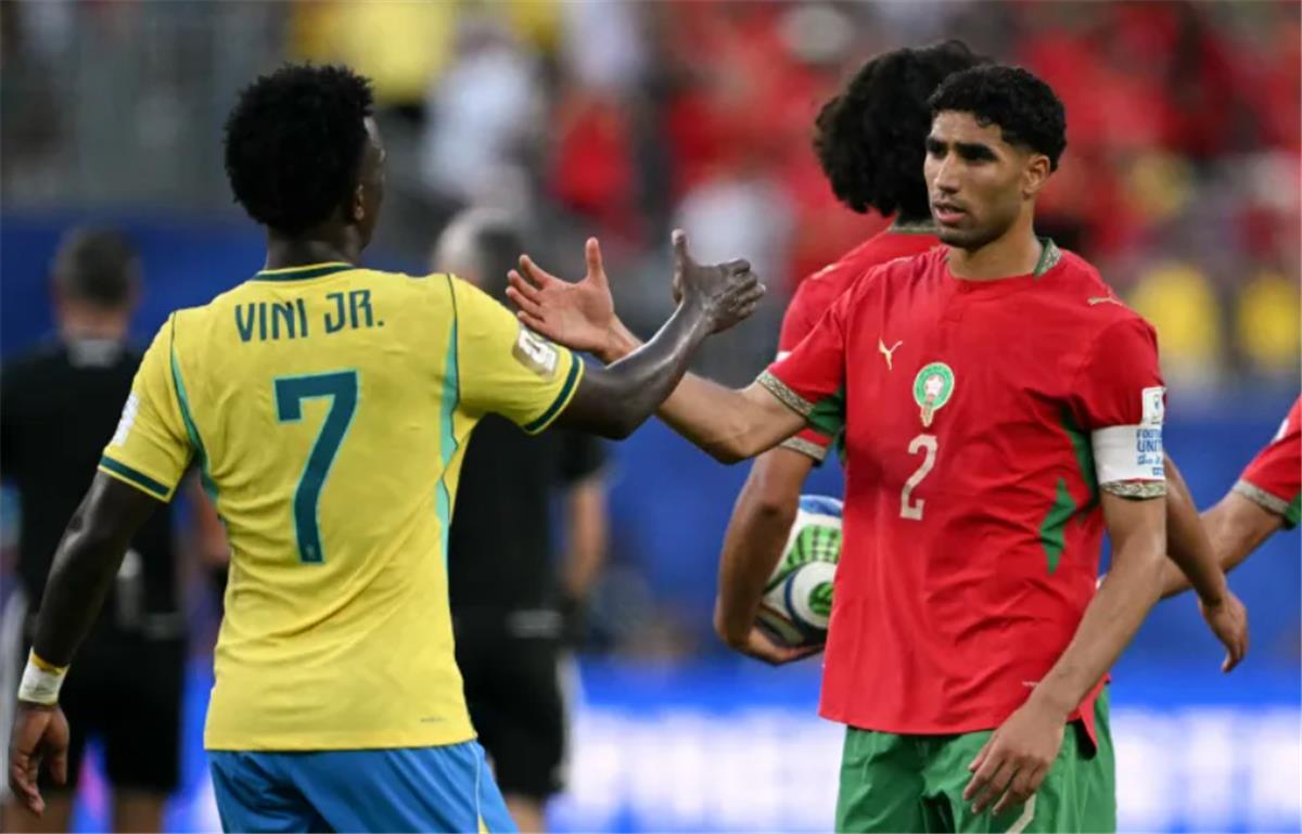 موقف محرج لـ حكيمي وفينيسيوس.. فيفا يثير الجدل بسبب بروتوكول اللغة في كأس العالم