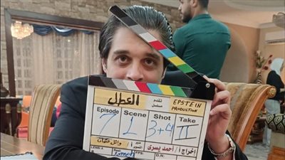 خيري بشارة ممثلا لأول مرة بدور كامل في مسلسل العطل مع عمر خورشيد| خاص