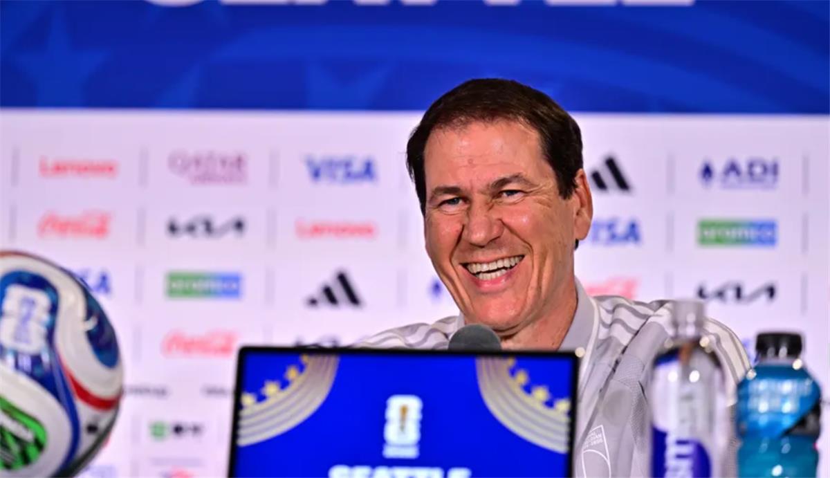 جارسيا: منتخب مصر يملك ثنائيًا رائعًا.. وسأعانق محمد صلاح لكننا خصمان