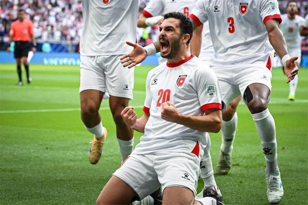 طاقم حكام مباراة الأردن والنمسا في كأس العالم.. ظهور مصري