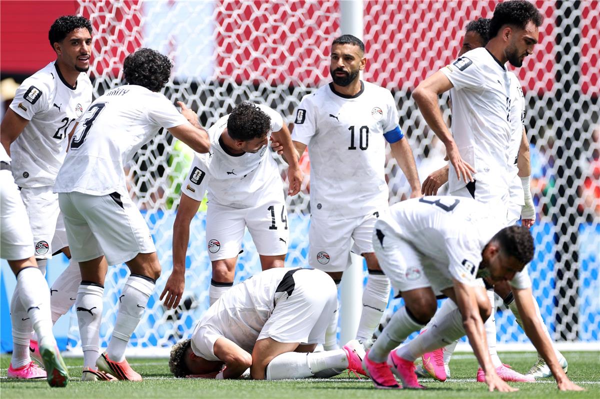 لاعب منتخب مصر يكشف سبب استبدال محمد صلاح أمام بلجيكا