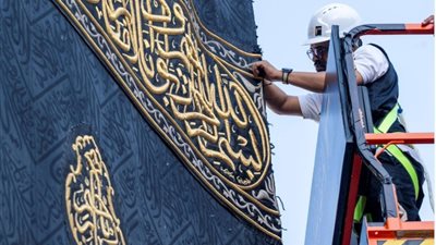بالذهب والفضة والحرير.. الكعبة المشرفة تتزين بثوبها الجديد في أول أيام العام الهجري