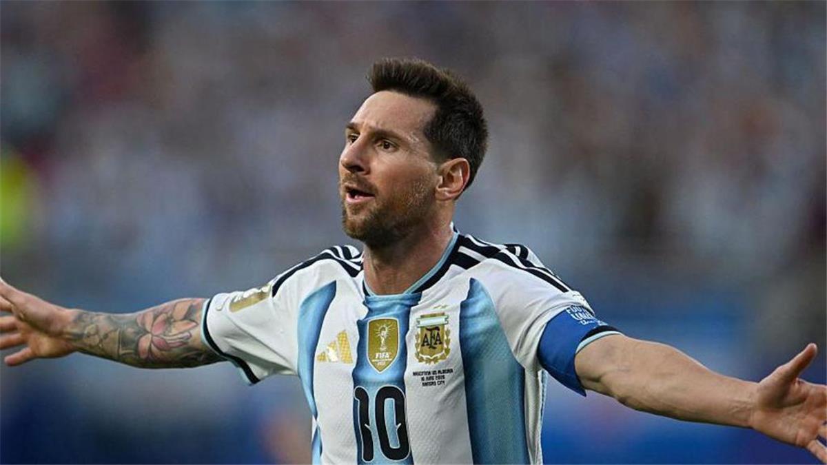 ميسي بعد تألقه أمام الجزائر: مررت بأيام عصيبة.. والهداف التاريخي “مجرد إحصائية”