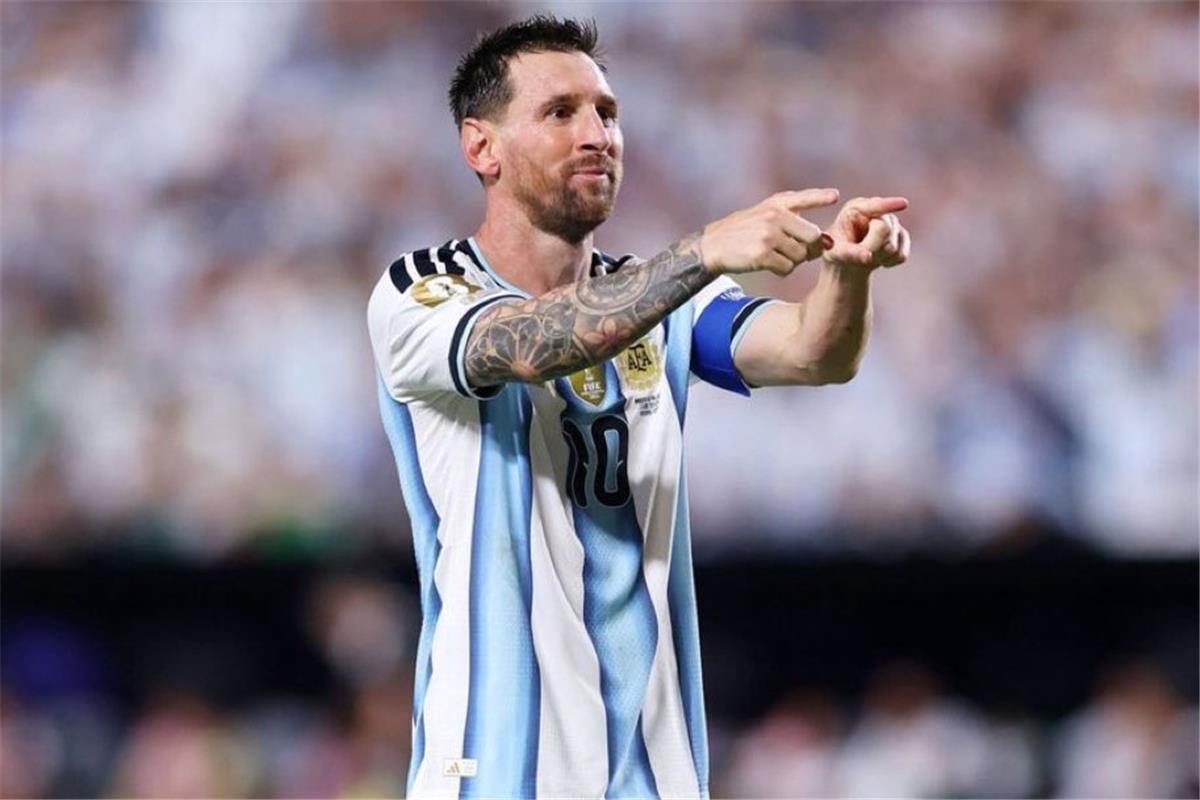 أول تعليق من ميسي بعد هاتريك الجزائر في كأس العالم