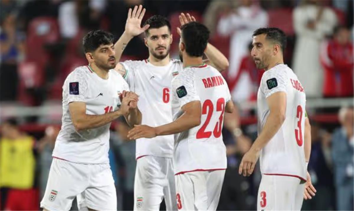 بعد تهديدات بالترحيل.. فيفا يتدخل لحل أزمة لاعب إيران في كأس العالم