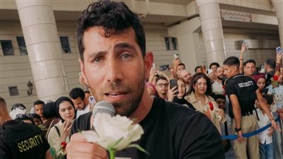عزيز مرقة يحول محطة مترو عدلي منصور إلى حفل غنائي مفاجئ بعد تريند بوكيه ورد