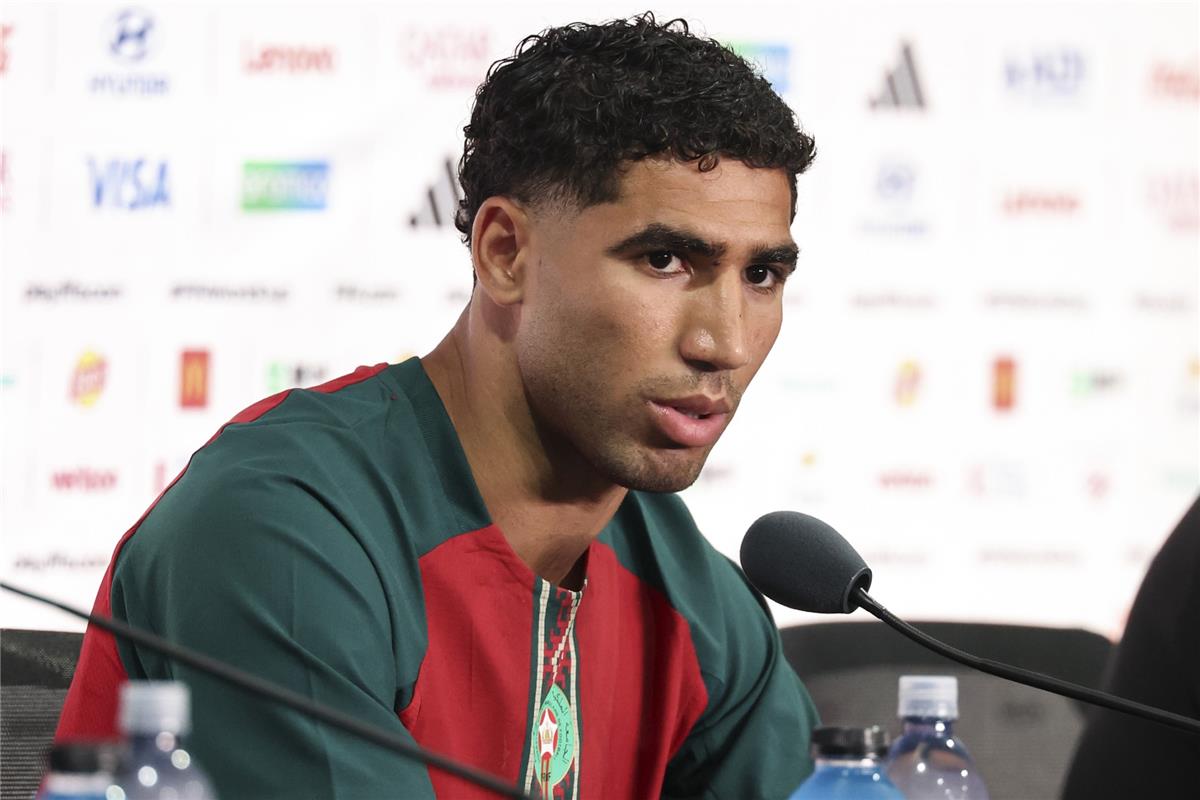 أشرف حكيمي يتعرض لضربة عنيفة في كأس العالم