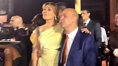 رقص ورومانسية.. عمرو أديب وزوجته دينا طلعت يخطفان الأنظار في أحد حفلات الزفاف