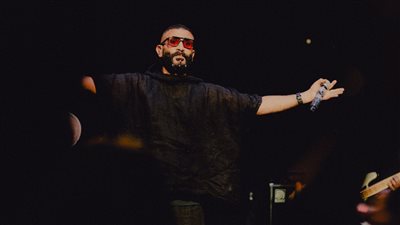 لوك جديد والمايك الالماظ.. أبرز لقطات حفل أحمد سعد في لوس أنجلوس