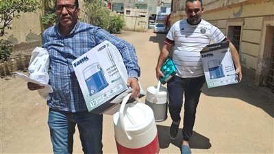 وكيل إدارة بالشرقية يحمل كولمان مياه ويشارك في تجهيز المدارس استعدادا لامتحانات الثانوية العامة
