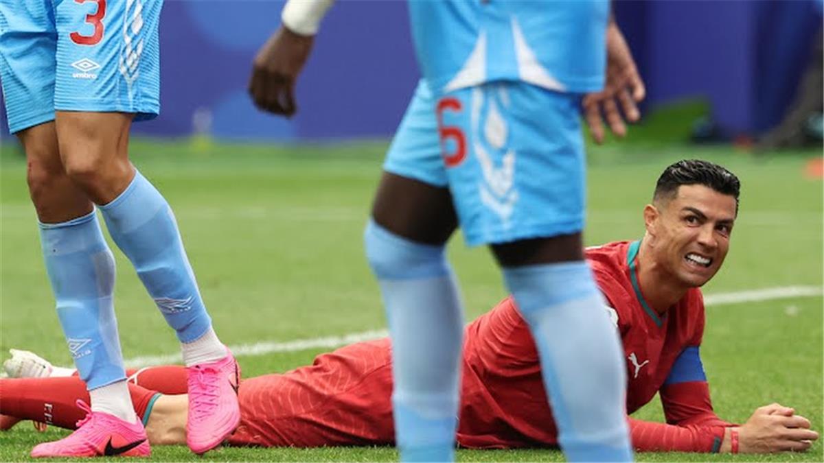 جاي بوثرويد يفتح النار على رونالدو: أصبح عبئًا على البرتغال.. ولن يكون أبدًا مثل ميسي