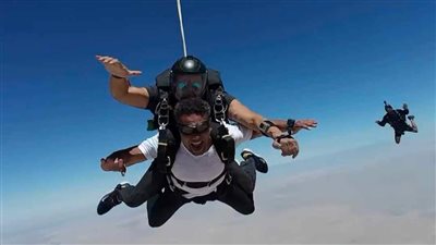 تجربة لا تنسى.. آسر ياسين يشارك الجمهور تجربته مع الـ Sky diving